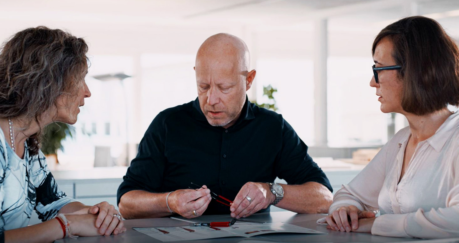 Carsten E. in der Besprechung mit Kollegen