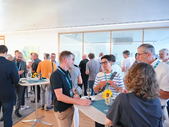 Mitglieder des Gewerbevereins Emmendingen kommen nach einer Unternehmensführung bei Sutter Medizintechnik zu Gesprächen und Networking in einer modernen Lounge- und Veranstaltungsfläche zusammen.