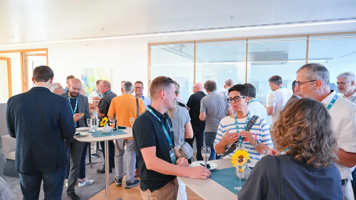 Mitglieder des Gewerbevereins Emmendingen kommen nach einer Unternehmensführung bei Sutter Medizintechnik zu Gesprächen und Networking in einer modernen Lounge- und Veranstaltungsfläche zusammen.