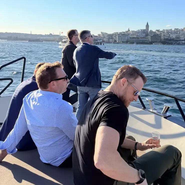 Teilnehmende der Sutter Distributor Conference 2026 genießen eine Bootsfahrt auf dem Bosporus mit Blick auf Istanbul.