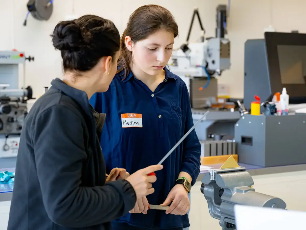 Girls’ Day 2025 bei Sutter Medizintechnik: Teilnehmerin lernt unter Anleitung den Umgang mit einer Feile in der Feinmechanik.