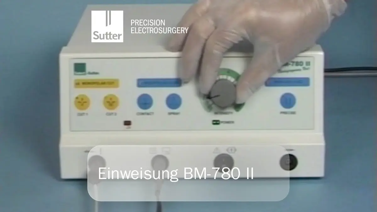 Frontansicht des BM-780 II Radiofrequenz-Generators mit Hand, die an Drehregler dreht