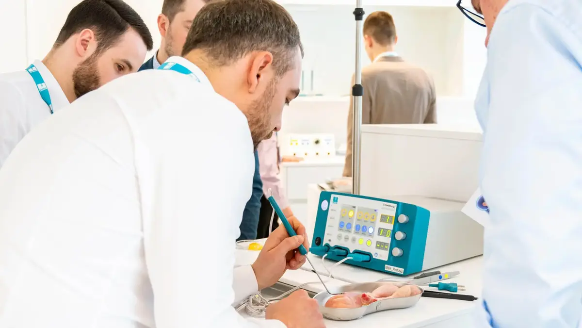 Teilnehmer des Training@Sutter Programms üben die Anwendung des CURIS® 4 MHz Radiofrequenz-Generators in einem praktischen Workshop.