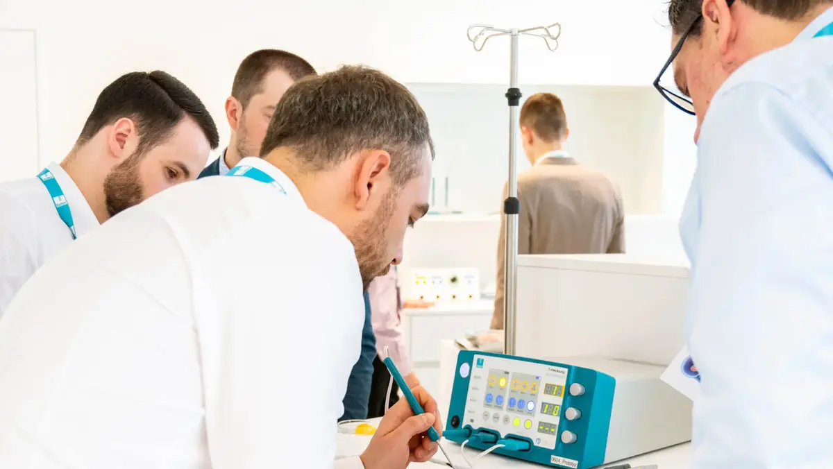 Teilnehmer des Training@Sutter Programms üben die Anwendung des CURIS® 4 MHz Radiofrequenz-Generators in einem praktischen Workshop.