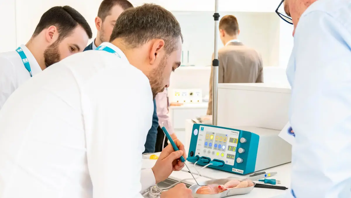 Teilnehmer des Training@Sutter Programms üben die Anwendung des CURIS® 4 MHz Radiofrequenz-Generators in einem praktischen Workshop.