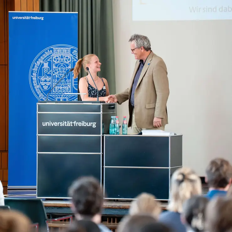 Ceremonial recognition during a Deutschlandstipendium event at the University of Freiburg. The image highlights scholarship support, academic achievement, and the appreciation of student commitment.
