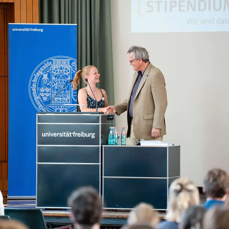 Feierliche Übergabe im Rahmen des Deutschlandstipendiums an der Universität Freiburg. Die Aufnahme zeigt die persönliche Würdigung von Stipendiatinnen und Stipendiaten und steht für Bildungsförderung, akademische Leistungen und Engagement.