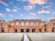 Frontansicht des Nationaltheaters Mannheim mit eindrucksvoller historischer Sandsteinfassade unter einem malerischen Abendhimmel.