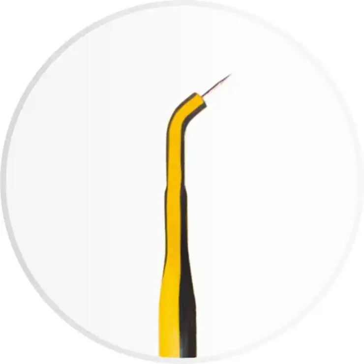 Gelbe monopolare Mikrodissektions-Elektrode mit mittellanger, gebogener Spitze vor weißem Hintergrund.