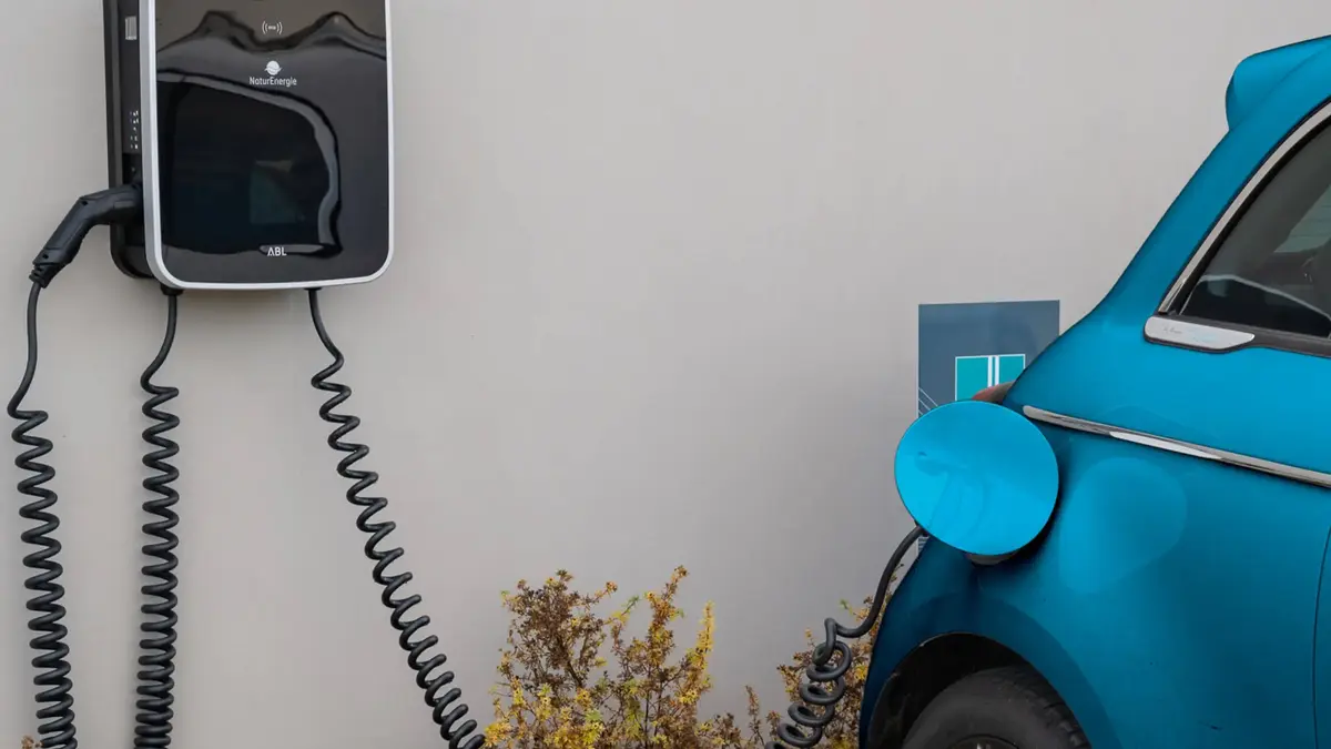 Elektroauto an einer Wallbox-Ladestation – Symbol für nachhaltige Mobilität und den Klimaschutz bei Sutter Medizintechnik.