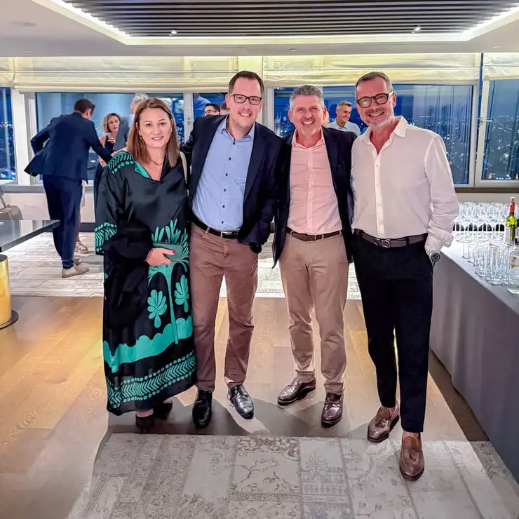 Vier Teilnehmende der Sutter Distributor Conference 2026 posieren gemeinsam in einer Networking-Location in Istanbul.
