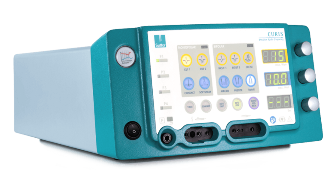CURIS® 4 MHz Radiofrequenz-Generator von Sutter Medizintechnik in schräger Vorderansicht, mit Display, Bedienelementen und Anschlussbuchsen.