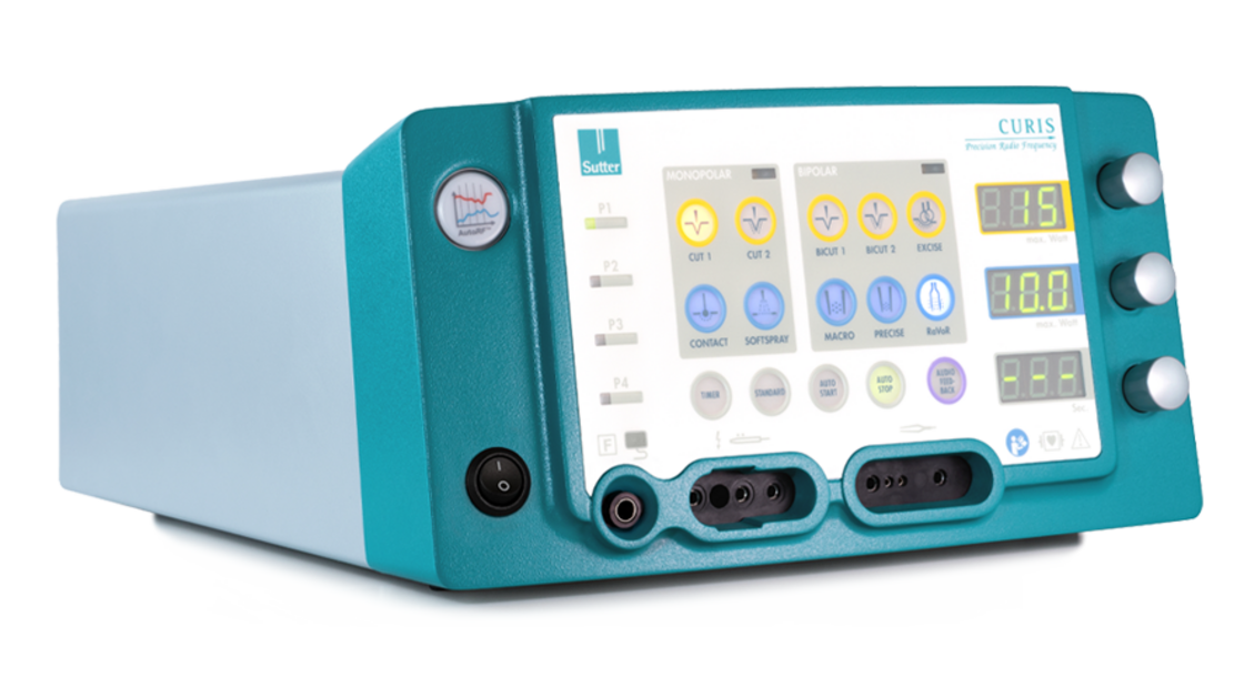 CURIS® 4 MHz Radiofrequenz-Generator von Sutter Medizintechnik in schräger Vorderansicht, mit Display, Bedienelementen und Anschlussbuchsen.
