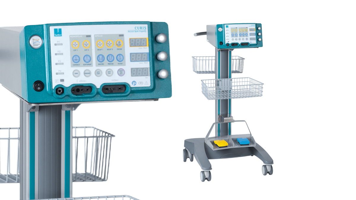 CURIS® 4 MHz Radiofrequenz-Generator von Sutter Medizintechnik auf einem mobilen Standwagen mit Fußschalter und Zubehörhaltern für den Einsatz im Operationssaal.