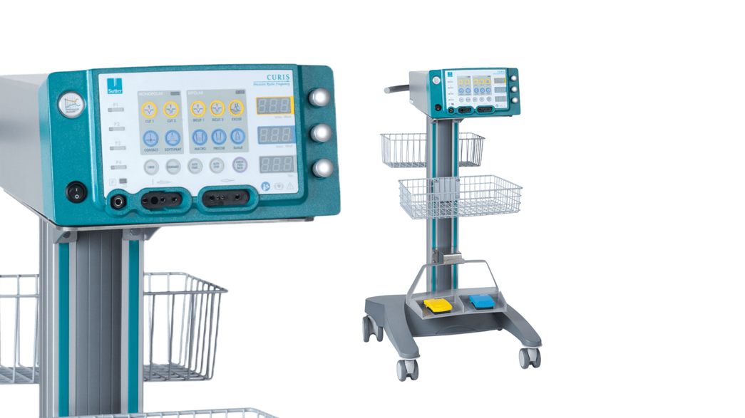 CURIS® 4 MHz Radiofrequenz-Generator von Sutter Medizintechnik auf einem mobilen Standwagen mit Fußschalter und Zubehörhaltern für den Einsatz im Operationssaal.