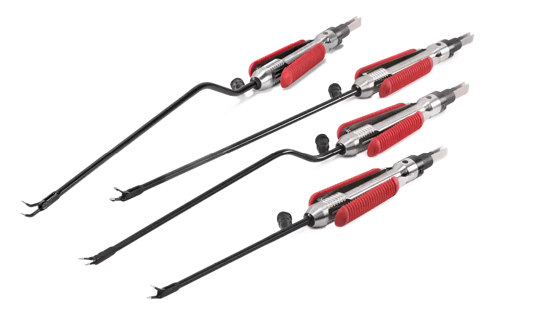 Vier Calvian endo-pen bipolare Klemmen mit schwarzem Schaft und rotem Griffbereich auf weißem Hintergrund.