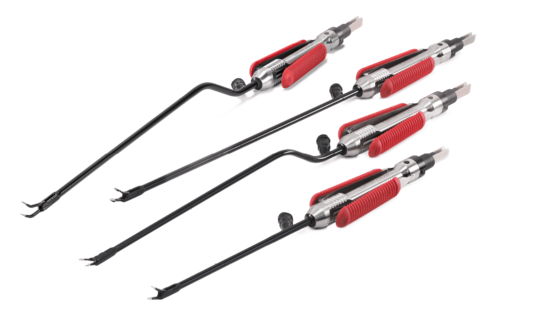 Vier Calvian endo-pen bipolare Klemmen mit schwarzem Schaft und rotem Griffbereich auf weißem Hintergrund.