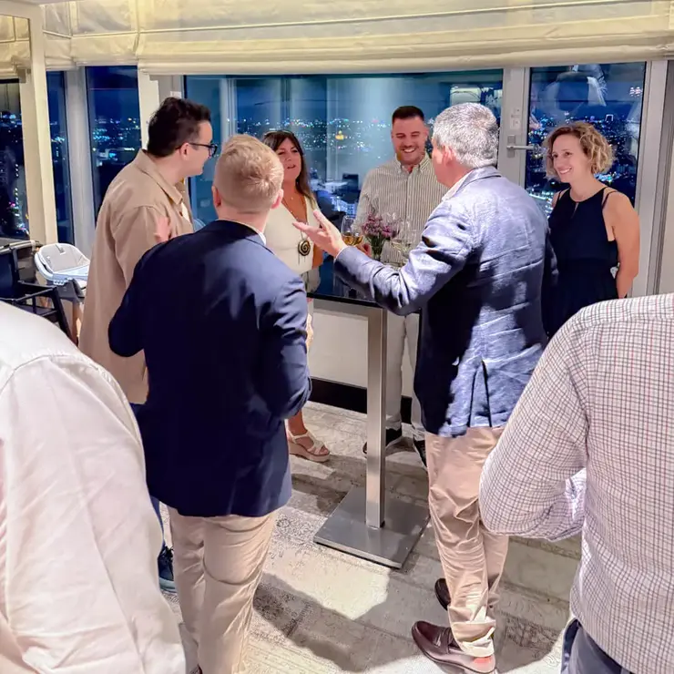 Teilnehmende der Sutter Distributor Conference 2026 beim Networking in Istanbul mit Blick auf die nächtliche Stadt.