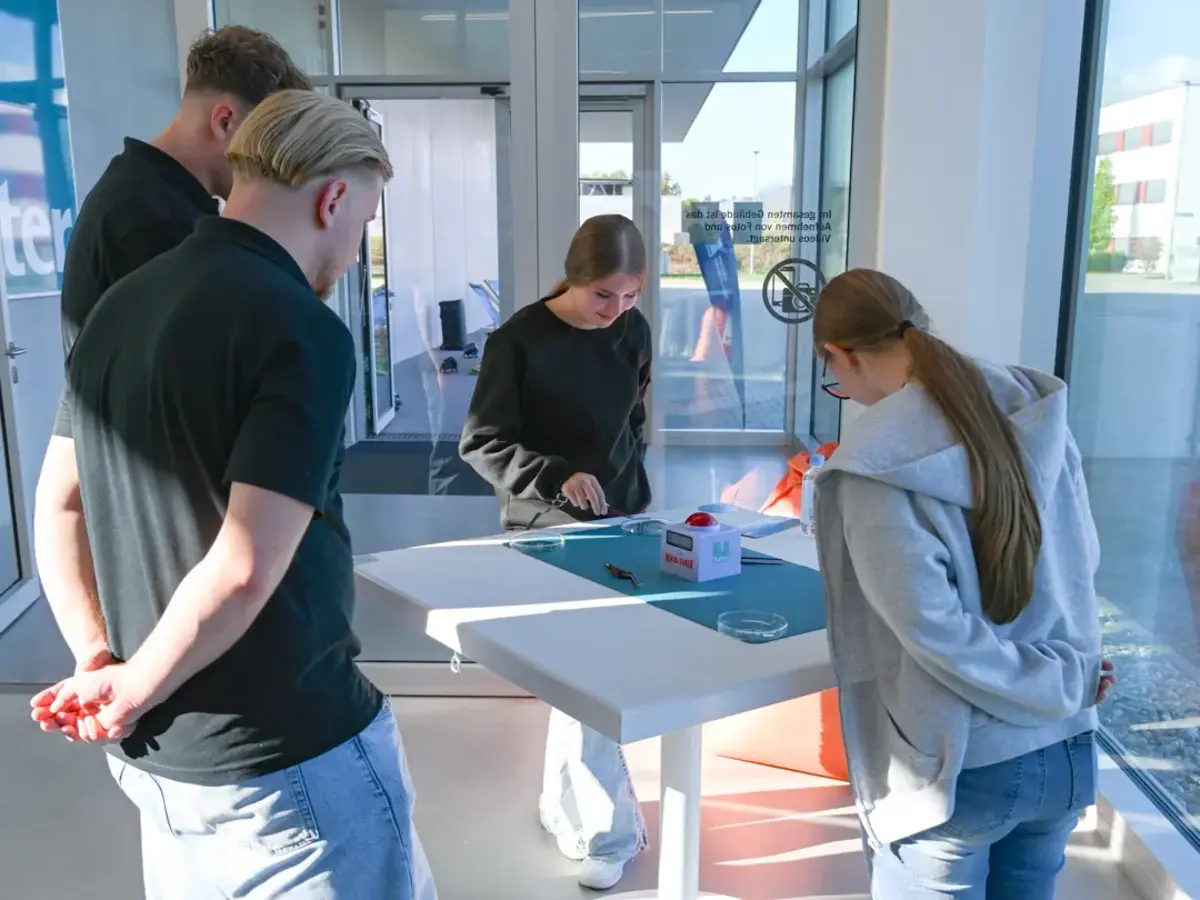 Besucherinnen und Besucher testen eine interaktive Station bei der Nacht der Ausbildung.