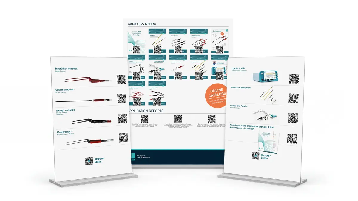 Drei Aufsteller mit QR-Codes zeigen Produkte aus dem NEURO-Katalog, darunter bipolare Pinzetten, Elektroden und einen Radiofrequenzgenerator. In der Mitte befindet sich eine Übersicht der Online-Kataloge und Application Reports mit dem Hinweis „Online Catalogs“. Die QR-Codes ermöglichen den direkten Zugriff auf digitale Inhalte.