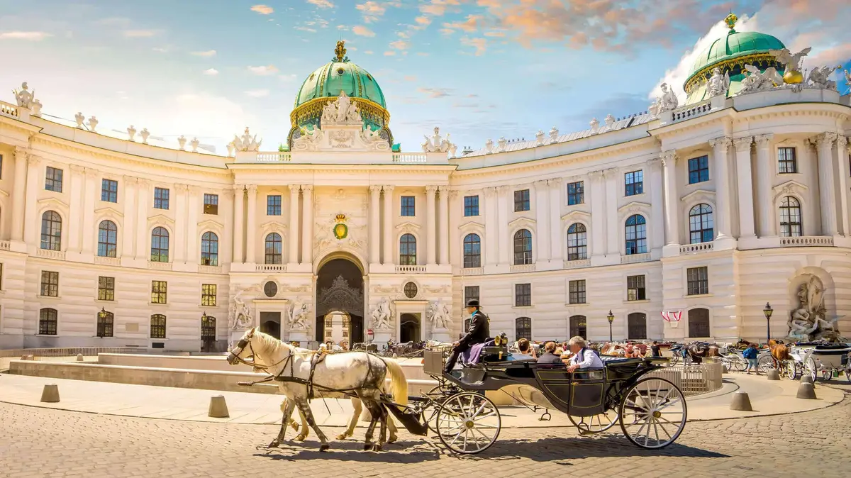 Fiaker vor der Wiener Hofburg – barocke Architektur und traditionelle Stadtkultur im Herzen von Wien.