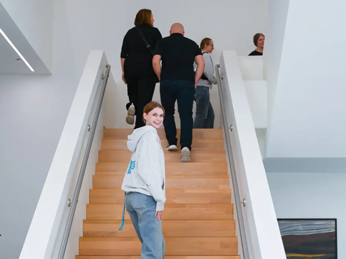 Besuchergruppe folgt einer Führung durch das Unternehmensgebäude während der Nacht der Ausbildung.