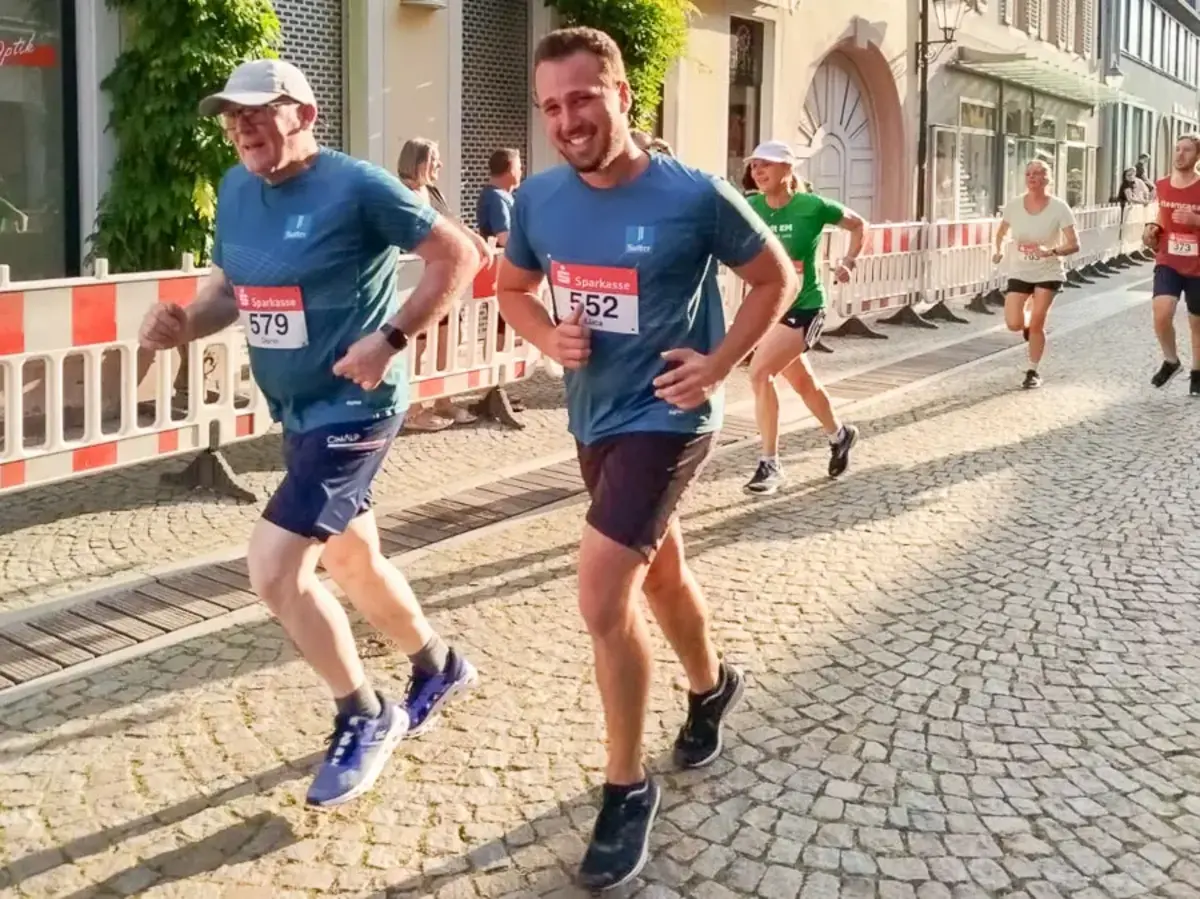 Zwei Mitglieder des Sutter-Teams laufen beim Stadtlauf Emmendingen 2024 durch die Emmendinger Altstadt.