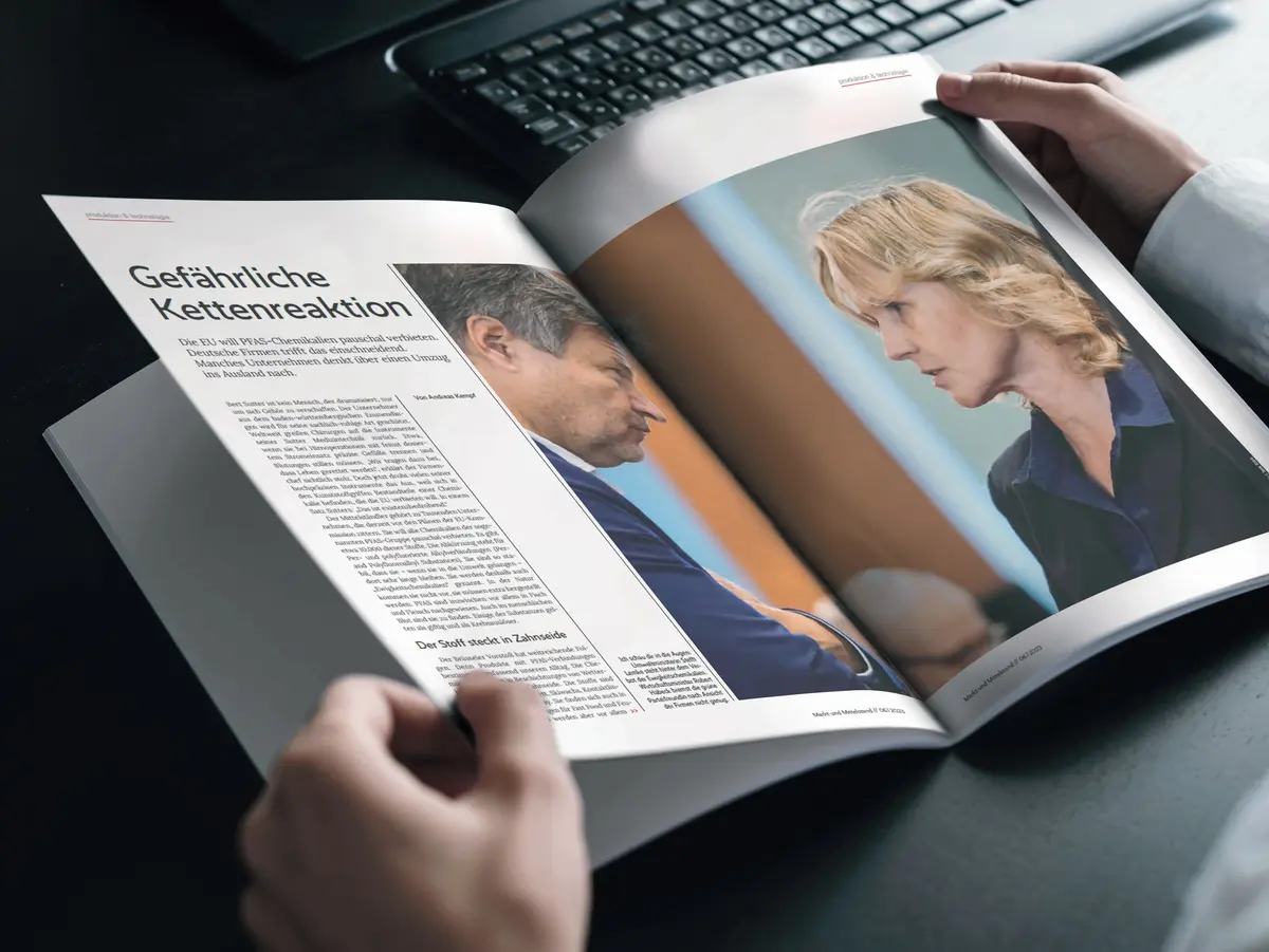 Person betrachtet eine digitale Broschüre oder Präsentation auf einem Tablet.