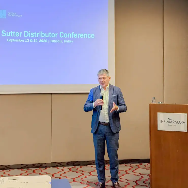 Referent spricht vor Teilnehmenden während der Sutter Distributor Conference 2026 in Istanbul.