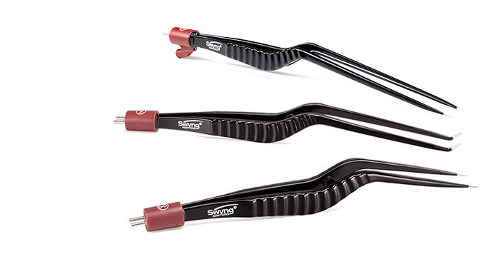 Drei Swyng® non-stick bipolare Pinzetten in schwarzer Ausführung mit rotem Anschlussstecker, seitlich angeordnet in unterschiedlichen Längen.