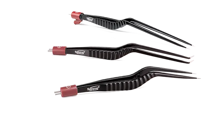 Drei Swyng® non-stick bipolare Pinzetten in schwarzer Ausführung mit rotem Anschlussstecker, seitlich angeordnet in unterschiedlichen Längen.