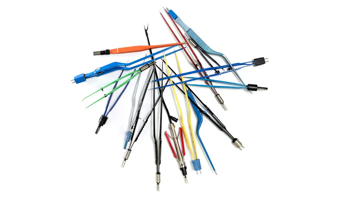 Verschiedene farbige monopolare Handgriffe und Elektroden für elektrochirurgische Eingriffe, in einem Bündel angeordnet.