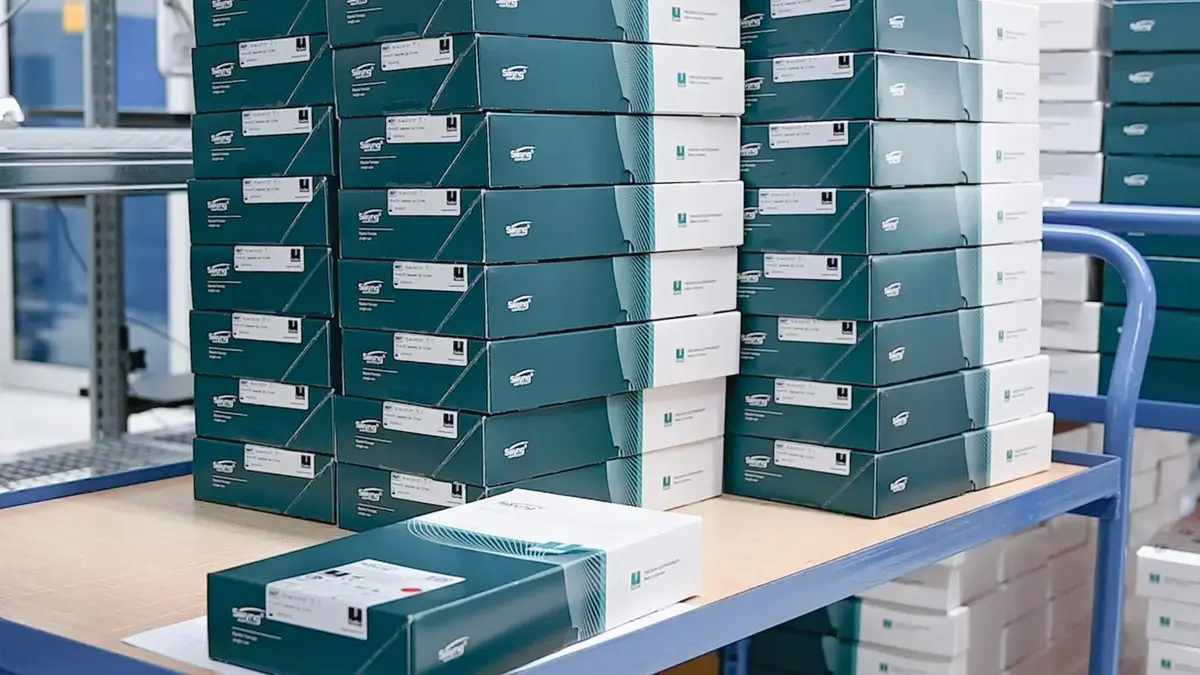Gestapelte Produktverpackungen von Sutter Medizintechnik im Logistik- und Versandbereich als Beispiel für Verpackungsmanagement und Vorbereitung auf die EU-Verpackungsverordnung PPWR.