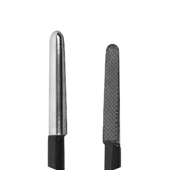 Detailansicht der geriffelten Spitzen einer classic bipolaren Pinzette vor weißem Hintergrund.