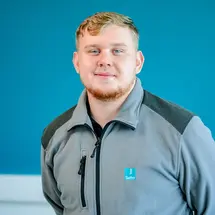 Sutter-Mitarbeiterportrait-Nikolai-2025.jpg Porträt von Nikolai, Auszubildender zum Industriemechaniker (m/w/d) bei Sutter Medizintechnik, vor blauem Hintergrund.