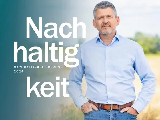 Titelbild des Sutter Nachhaltigkeitsberichts 2024. Im Vordergrund steht eine Person in hellblauem Hemd und Jeans vor einer natürlichen Landschaft. Links sind große weiße Schriftzüge „Nachhaltigkeit“, „Präzision, Nachhaltigkeit und Kultur“ sowie das Sutter-Logo mit dem Zusatz „Precision Electrosurgery“ zu sehen.