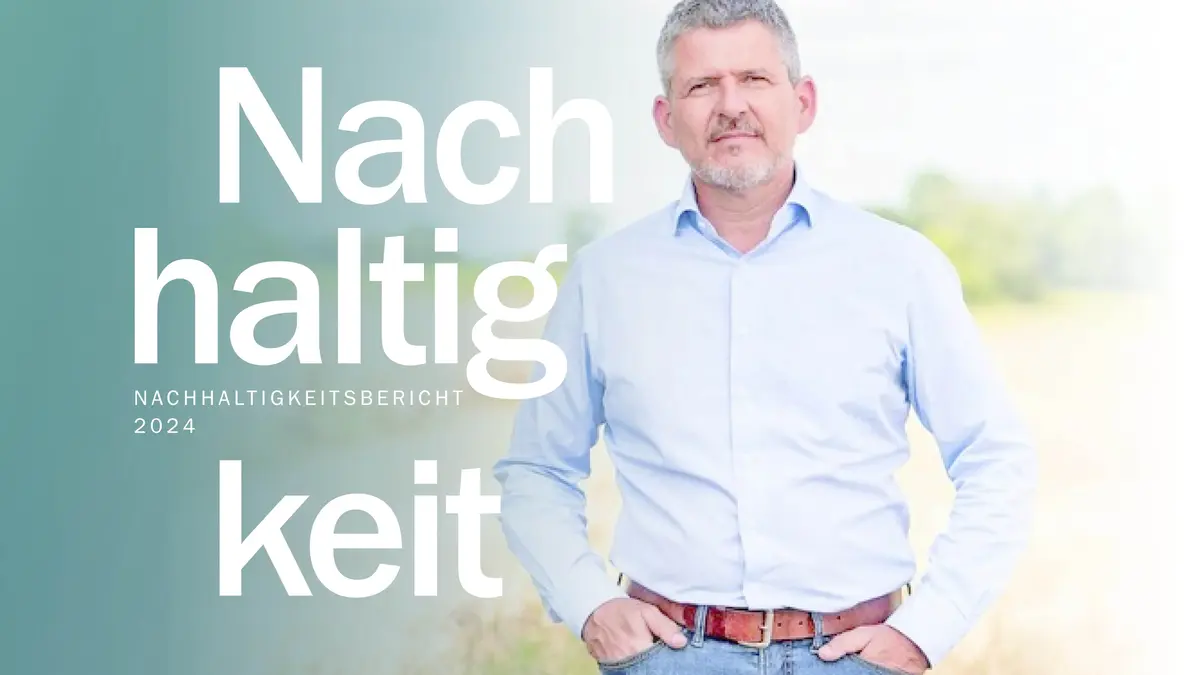 Titelbild des Sutter Nachhaltigkeitsberichts 2024. Im Vordergrund steht eine Person in hellblauem Hemd und Jeans vor einer natürlichen Landschaft. Links sind große weiße Schriftzüge „Nachhaltigkeit“, „Präzision, Nachhaltigkeit und Kultur“ sowie das Sutter-Logo mit dem Zusatz „Precision Electrosurgery“ zu sehen.
