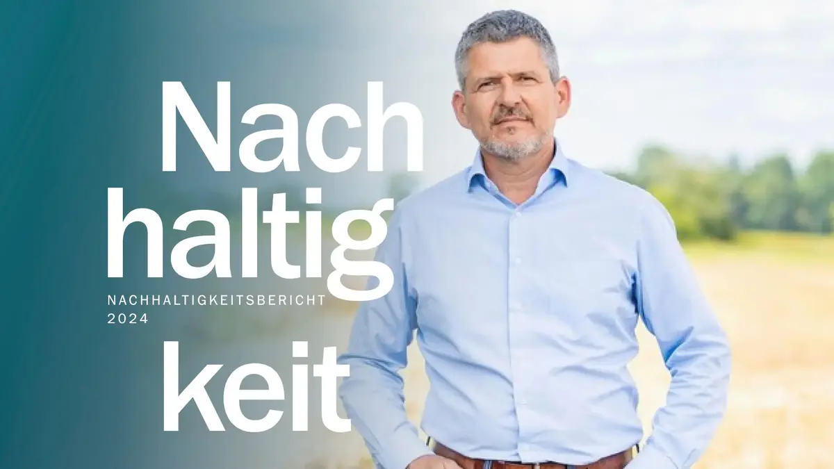 Titelbild des Sutter Nachhaltigkeitsberichts 2024. Im Vordergrund steht eine Person in hellblauem Hemd und Jeans vor einer natürlichen Landschaft. Links sind große weiße Schriftzüge „Nachhaltigkeit“, „Präzision, Nachhaltigkeit und Kultur“ sowie das Sutter-Logo mit dem Zusatz „Precision Electrosurgery“ zu sehen.