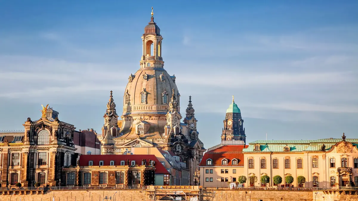 Frauenkirche Dresden über den historischen Gebäuden der Altstadt bei klarem Himmel.