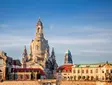 Frauenkirche Dresden über den historischen Gebäuden der Altstadt bei klarem Himmel.