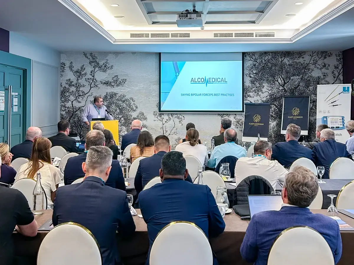 Teilnehmende einer Konferenz verfolgen einen Vortrag bei der SDC 2024 in Dublin.