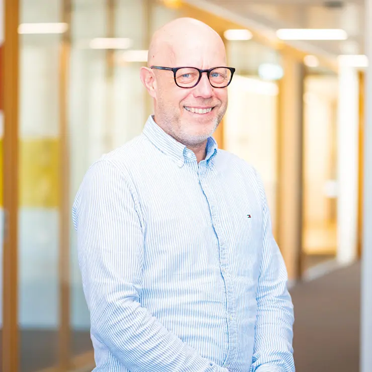 Carsten Ehlert im Flur von Sutter Medizintechnik – Manager Administration. .