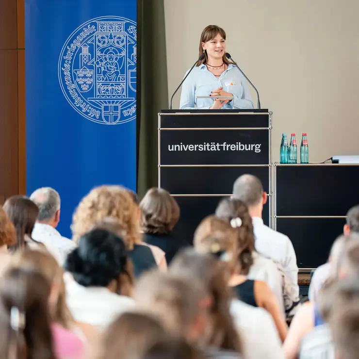 Vortrag im Rahmen einer Veranstaltung der Universität Freiburg mit Fokus auf Stipendienförderung und akademischen Austausch. Die Aufnahme zeigt eine Präsentation vor großem Publikum und unterstreicht die Bedeutung von Bildung, Engagement und Nachwuchsförderung.