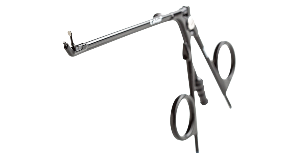Calvian® Bipolare Zangen - Metallische bipolare Klemme in Scherenform mit geradem Schaft vor weißem Hintergrund.