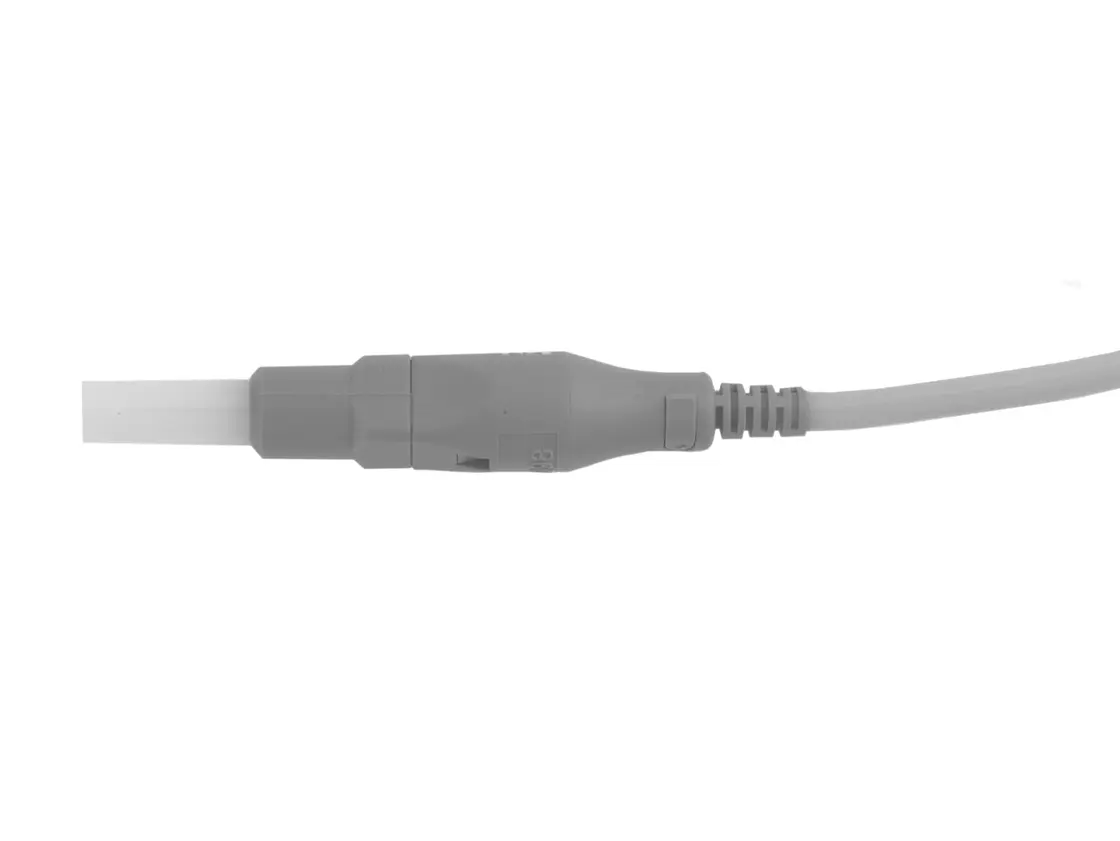 Detailansicht eines monopolaren Sicherheits-Kabel mit 4 mm Instrumentenstecker vor weißem Hintergrund.