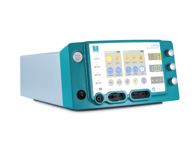 Linke Seitenansicht des CURIS® 4 MHz Radiofrequenz-Generators mit gut sichtbarem Bedienfeld, Drehreglern, Display und Anschlüssen für verschiedene chirurgische Instrumente.