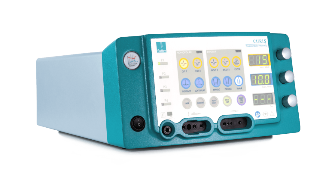 Linke Seitenansicht des CURIS® 4 MHz Radiofrequenz-Generators mit gut sichtbarem Bedienfeld, Drehreglern, Display und Anschlüssen für verschiedene chirurgische Instrumente.