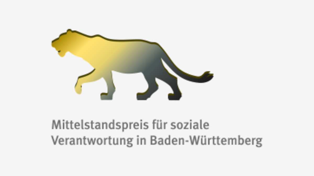 Logo mit stilisiertem Löwen und dem Schriftzug „Mittelstandspreis für soziale Verantwortung in Baden-Württemberg“.