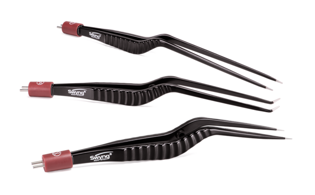 Set aus drei Swyng® non-stick bipolaren Pinzetten in Schwarz mit rotem Anschluss, gebogenen Spitzen und ergonomischem Griff, auf weißem Hintergrund.