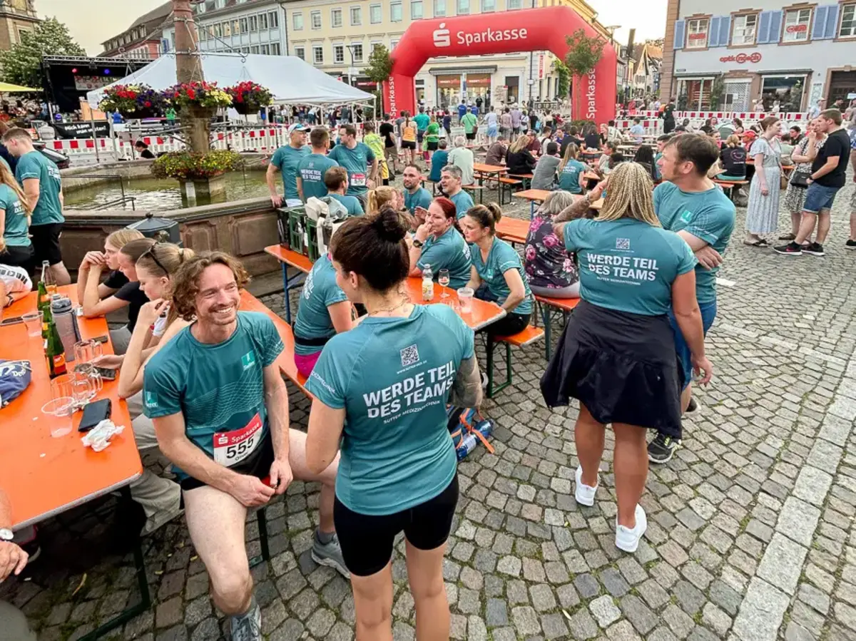 Teilnehmende des Sutter-Teams im Zielbereich beim Stadtlauf Emmendingen 2024.